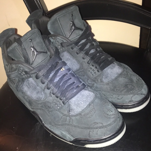 Jordan “kaws” sawed black glow in the dark - Picture 2 of 4